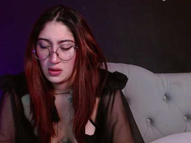 Red-moonn live webcam show
