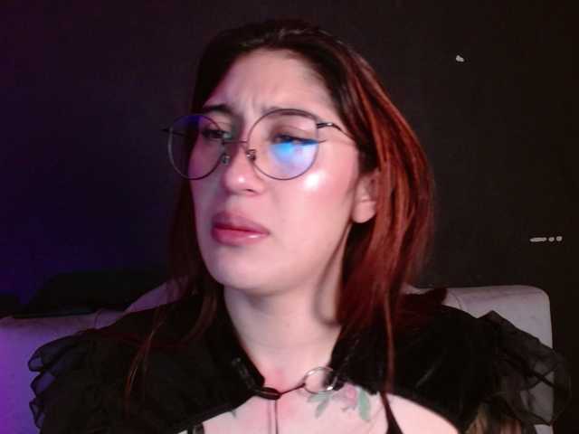 Red-moonn live webcam show