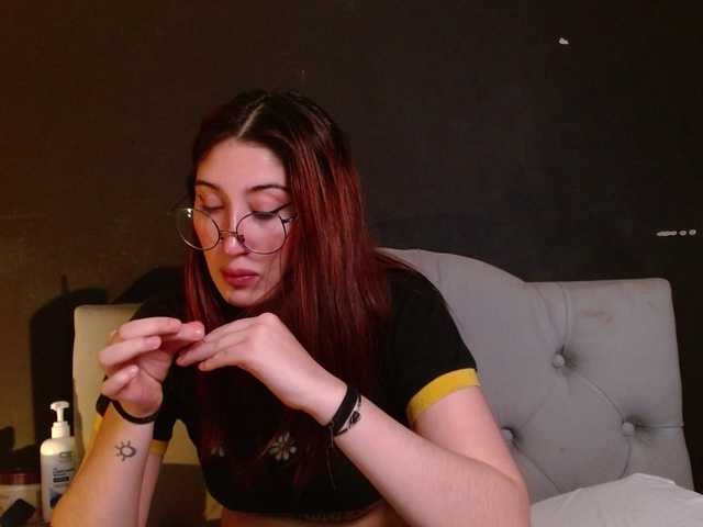 Red-moonn live webcam show