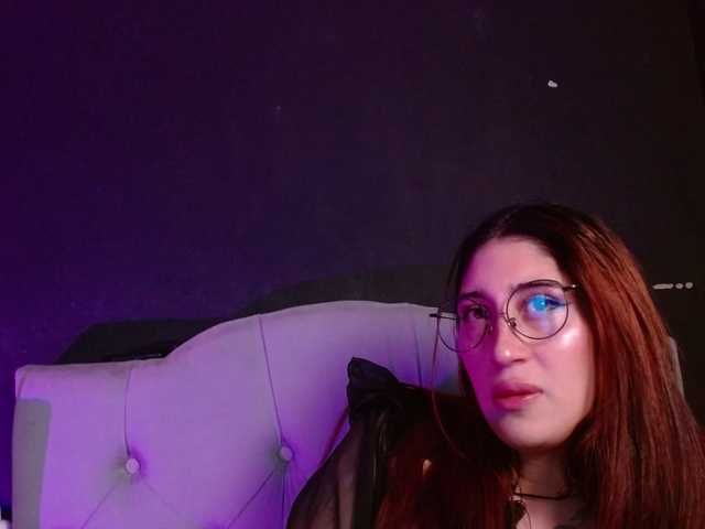 Red-moonn live webcam show