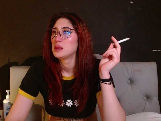 Red-moonn live webcam show