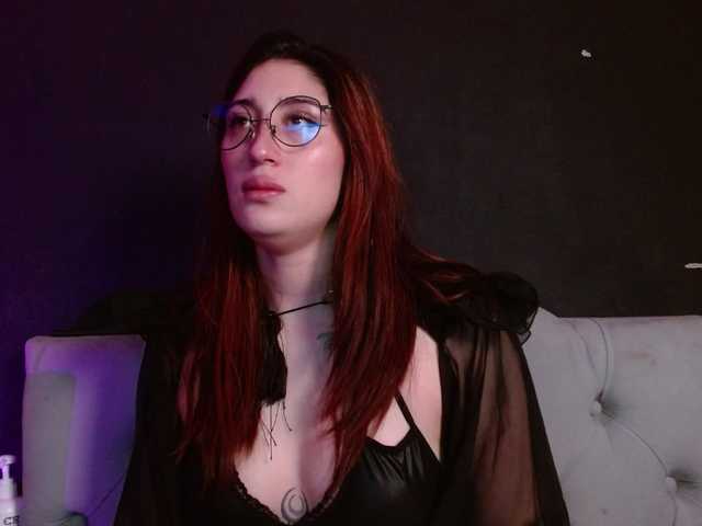 Red-moonn live webcam show