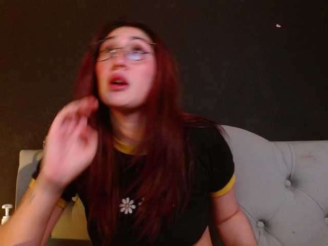 Red-moonn live webcam show