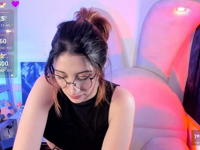 Red-moonn, live now on BongaCams