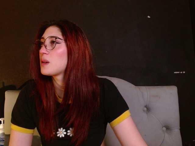 Red-moonn live webcam show