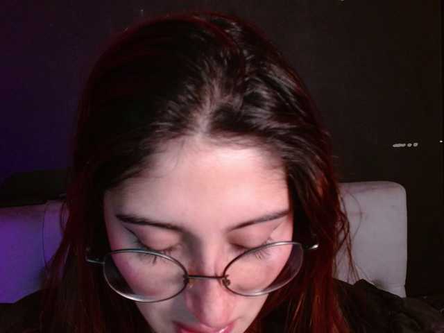 Red-moonn live webcam show