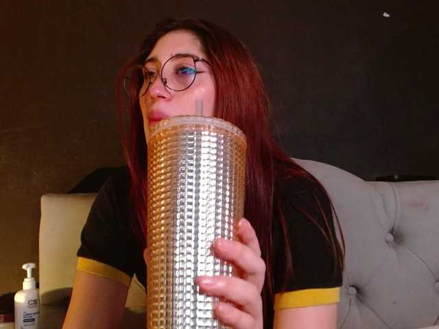 Red-moonn live webcam show