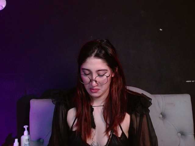 Red-moonn live webcam show