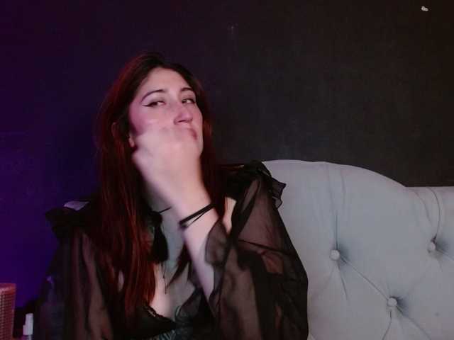 Red-moonn live webcam show