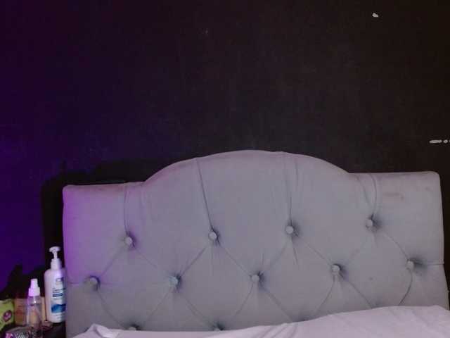 Red-moonn live webcam show