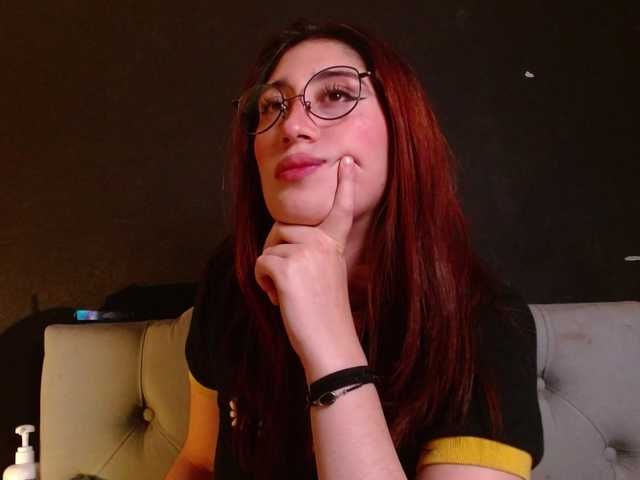 Red-moonn live webcam show