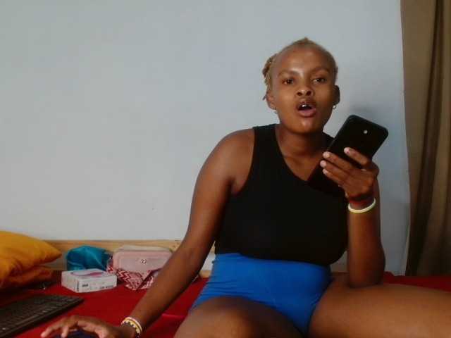 BlondQ2003 live cam on BongaCams