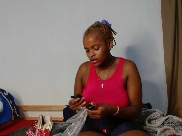 BlondQ2003 live cam on BongaCams