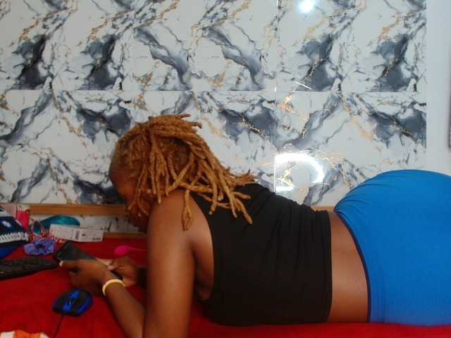 BlondQ2003 live cam on BongaCams