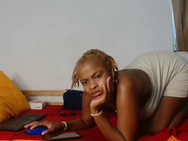 BlondQ2003 live cam on BongaCams