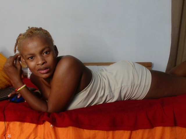BlondQ2003 live cam on BongaCams