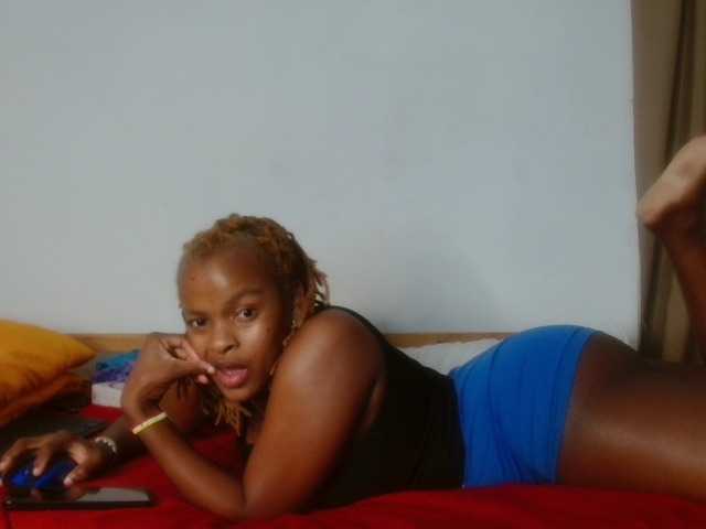 BlondQ2003 live cam on BongaCams