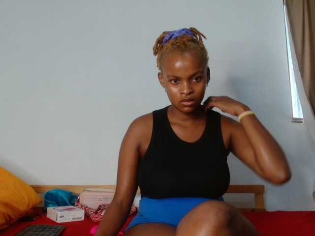 BlondQ2003 live cam on BongaCams