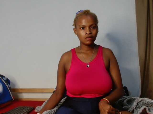 BlondQ2003 live cam on BongaCams