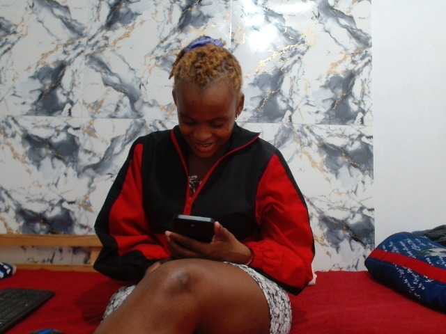 BlondQ2003 live cam on BongaCams