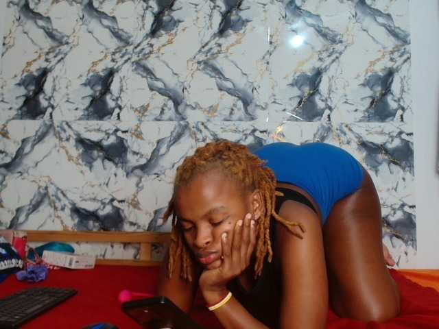 BlondQ2003 live cam on BongaCams