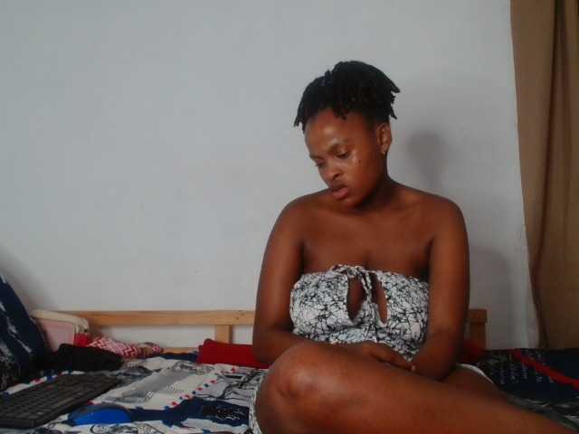 le modèle BlondQ2003 est en webcam porno dans un show sur le site bongacams, il possède les tags suivants: Ebony,Brunette,Shaved