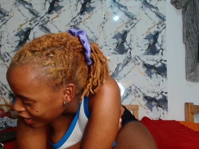 BlondQ2003 live cam on BongaCams