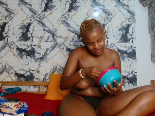 BlondQ2003 live cam on BongaCams