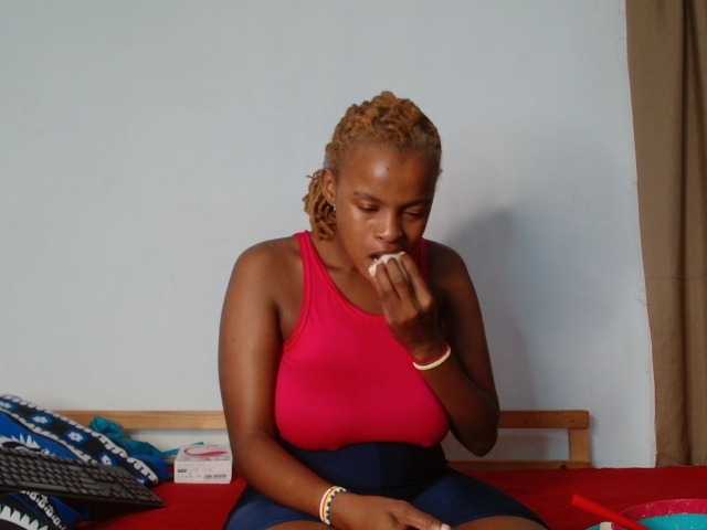 BlondQ2003 live cam on BongaCams