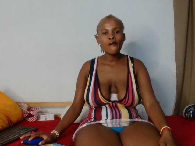 BlondQ2003 live cam on BongaCams