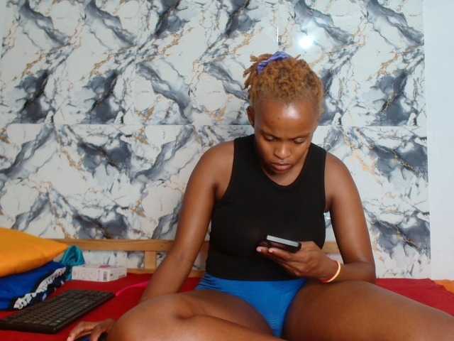 BlondQ2003 live cam on BongaCams
