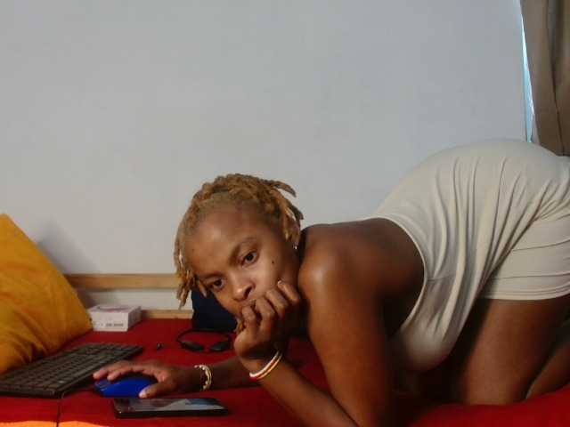 BlondQ2003 live cam on BongaCams