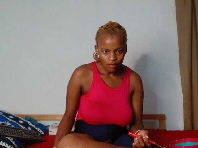 BlondQ2003 live cam on BongaCams