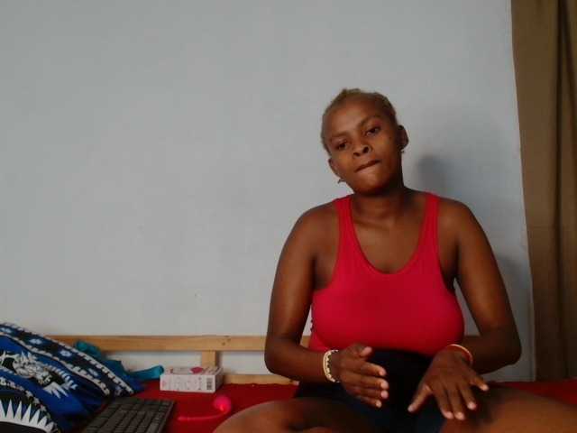 BlondQ2003 live cam on BongaCams