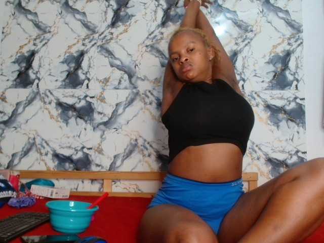 BlondQ2003 live cam on BongaCams