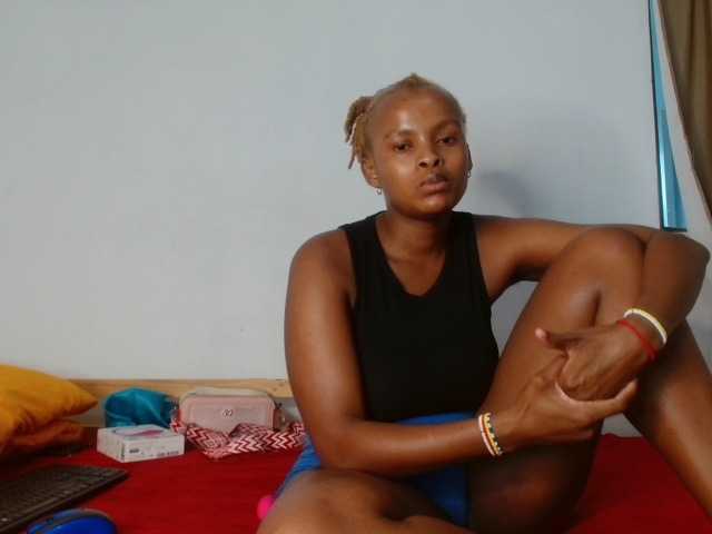 BlondQ2003 live cam on BongaCams