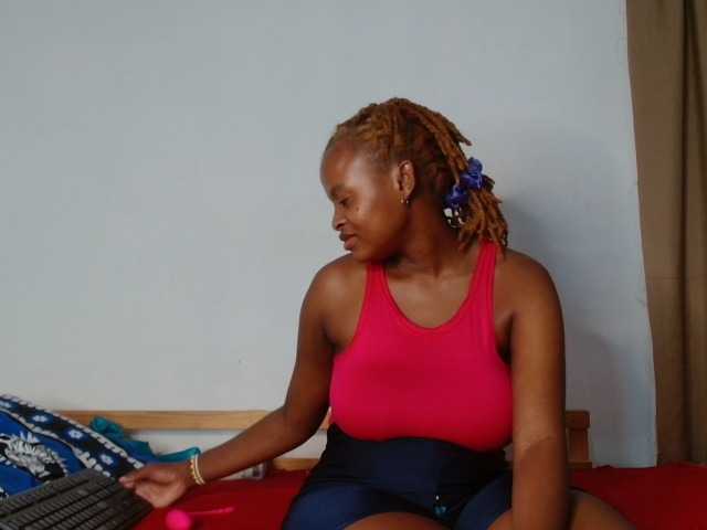 BlondQ2003 live cam on BongaCams
