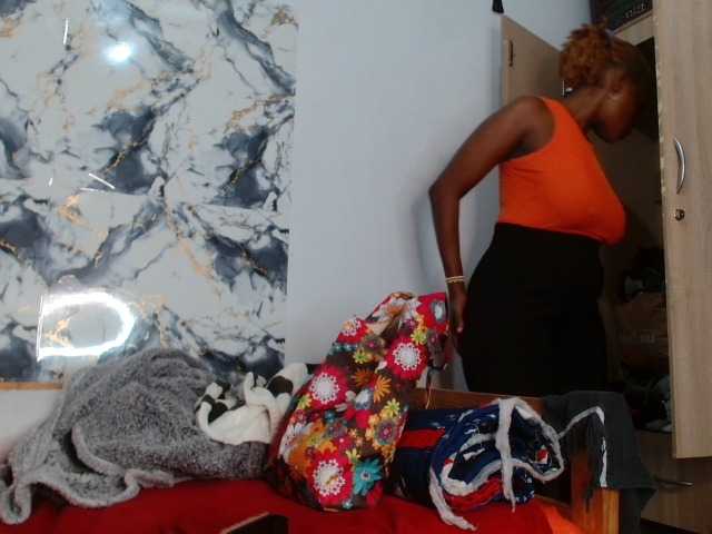 BlondQ2003 live cam on BongaCams