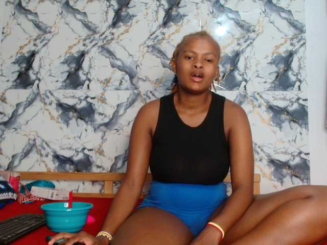 BlondQ2003 live cam on BongaCams