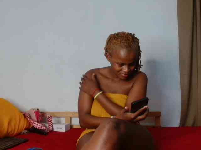 BlondQ2003 Live Webcam on BongaCams