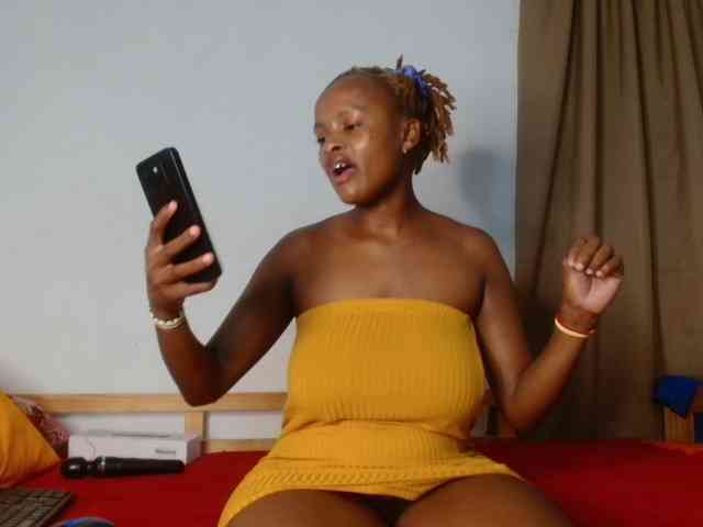 BlondQ2003 Live Webcam on BongaCams