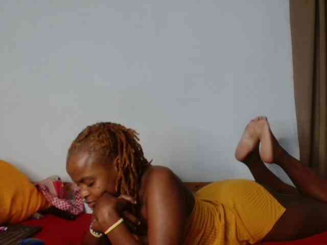 BlondQ2003 Live Webcam on BongaCams