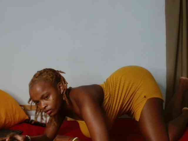 BlondQ2003 Live Webcam on BongaCams