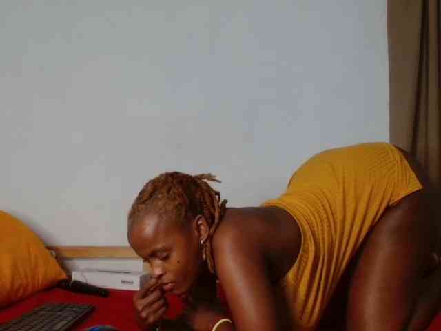 BlondQ2003 Live Webcam on BongaCams