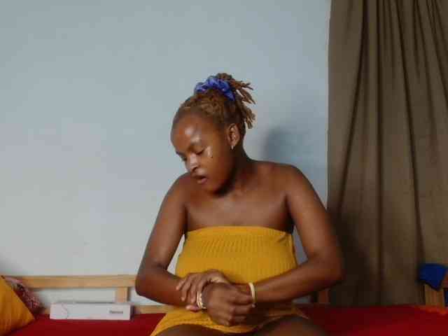 BlondQ2003 Live Webcam on BongaCams