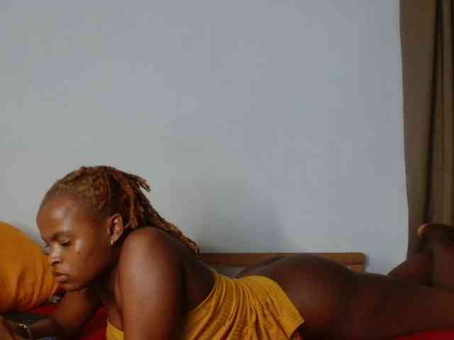 BlondQ2003 Live Webcam on BongaCams