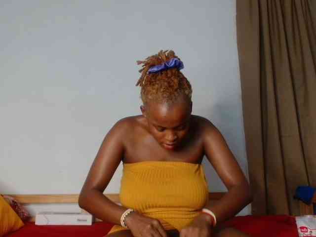 BlondQ2003 Live Webcam on BongaCams