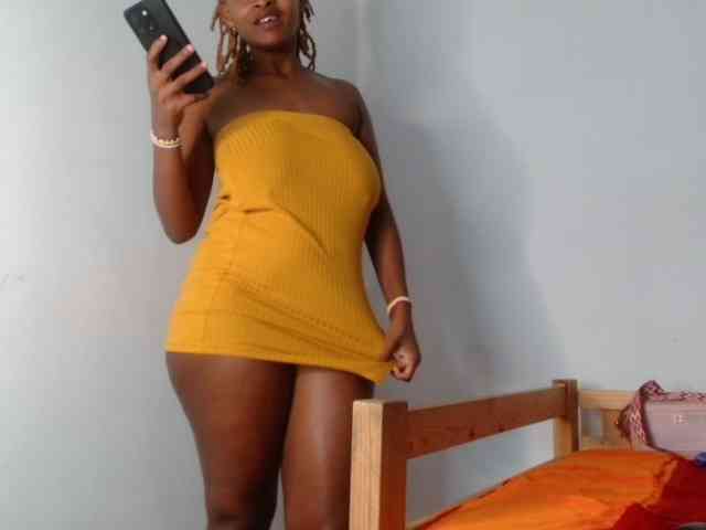 BlondQ2003 Live Webcam on BongaCams