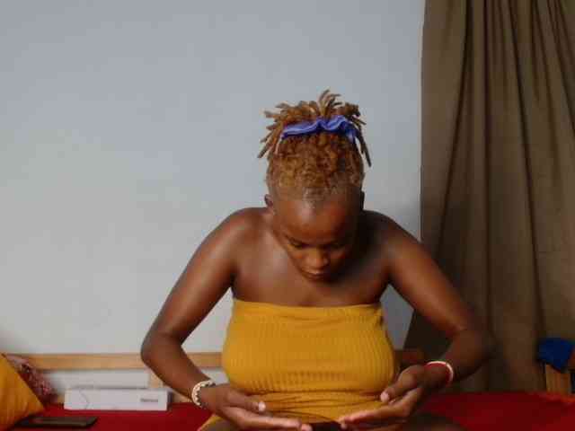 BlondQ2003 Live Webcam on BongaCams