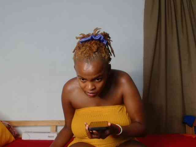 BlondQ2003 Live Webcam on BongaCams